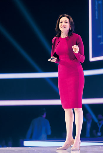 臉書營運長桑德伯格（Sheryl Sandberg）的桃紅色洋裝特別搶眼，蘊含熱情、積極之意
